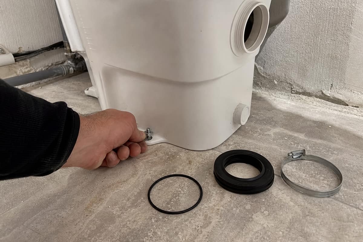 main serre bride fixation sanibroyeur au sol