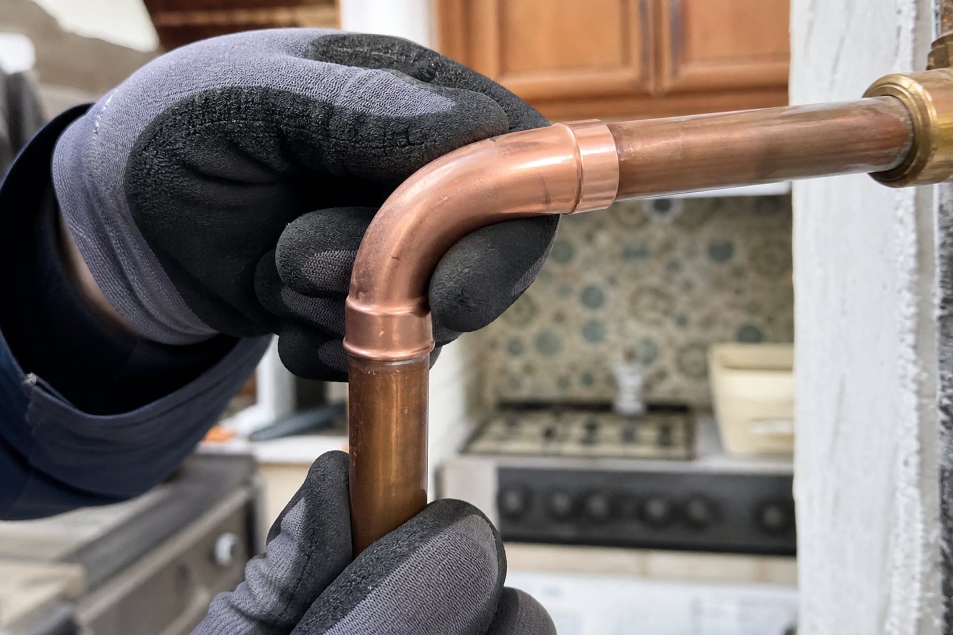 mains gantées inspectent tuyauterie en cuivre rapproché