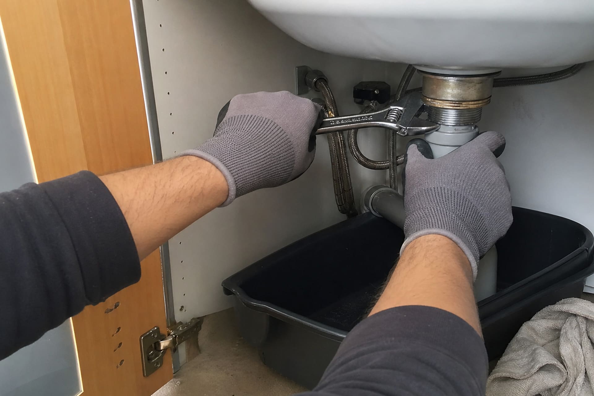 mains resserrent raccord sous évier clé à molette